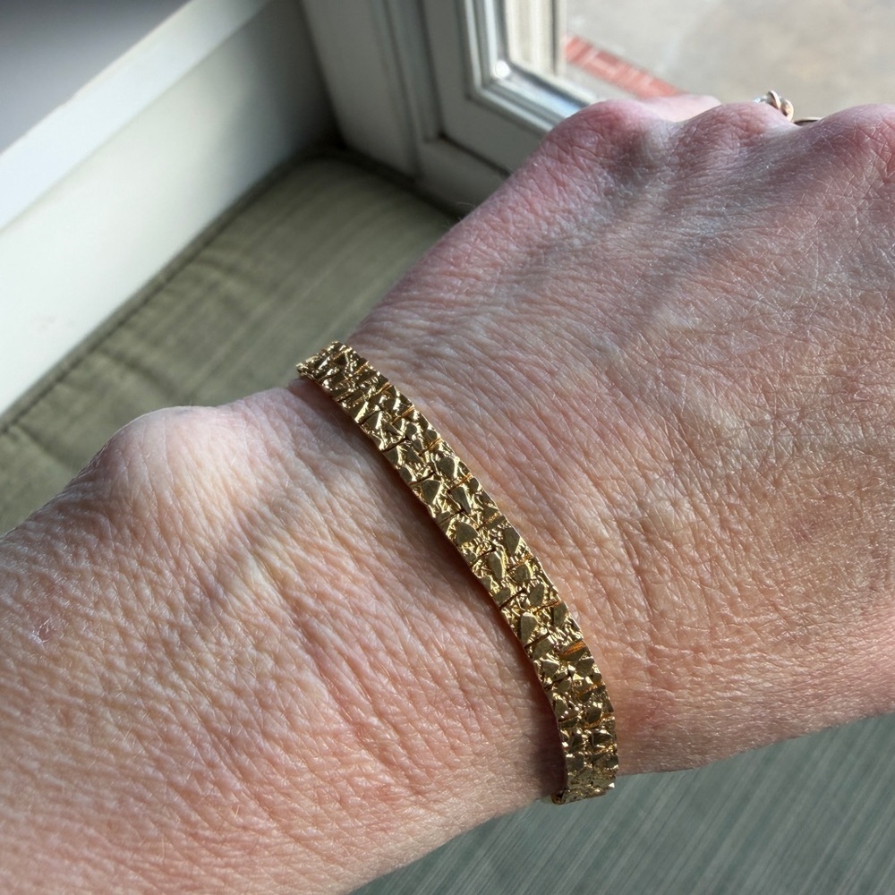 Elegant Vintage Gold Plated Textured Bracelet - Picture 4 of 5